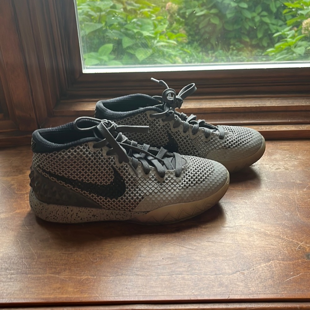 Slightly used size 4 Kyrie 1. Dark grey.
